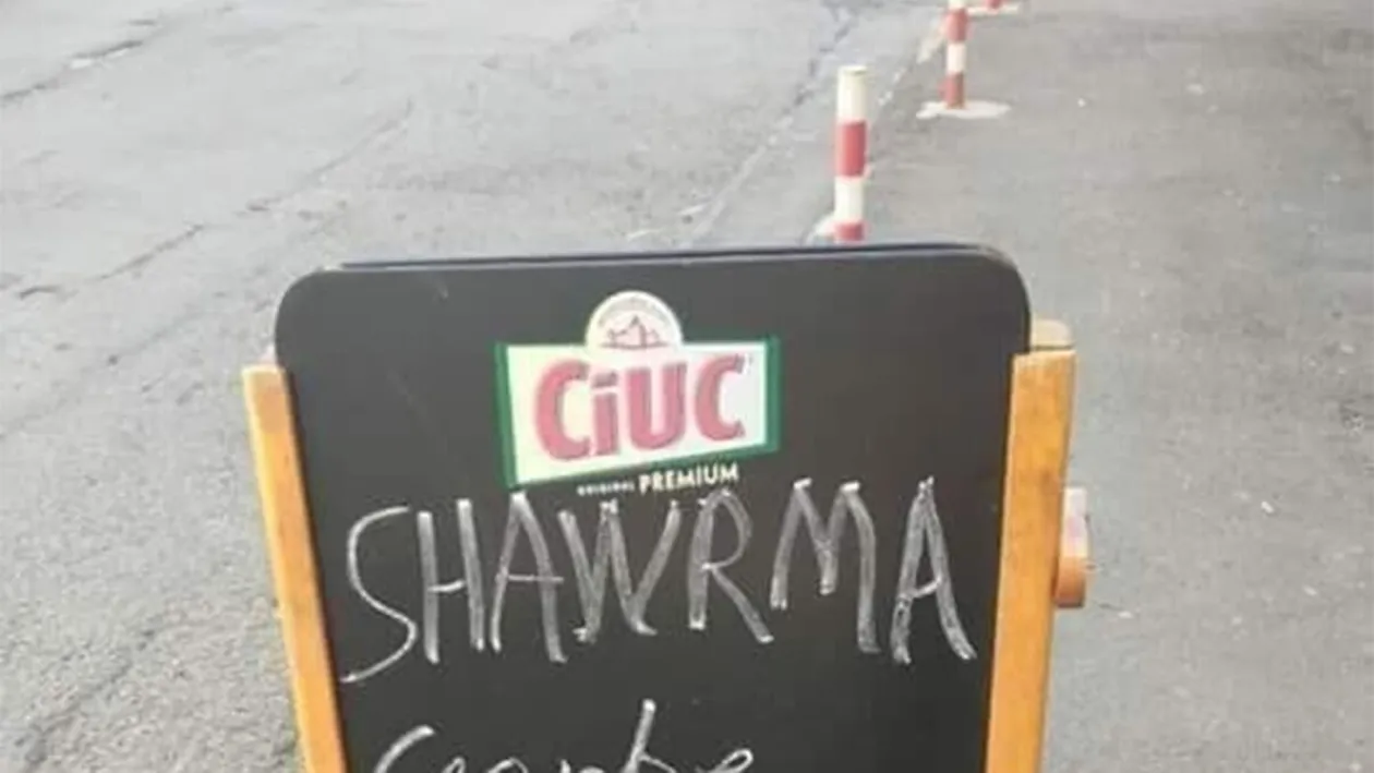 Anunțul devenit viral amplasat la intrarea unui resturant din Tulcea: Shawrma, ceorbe, pui și..