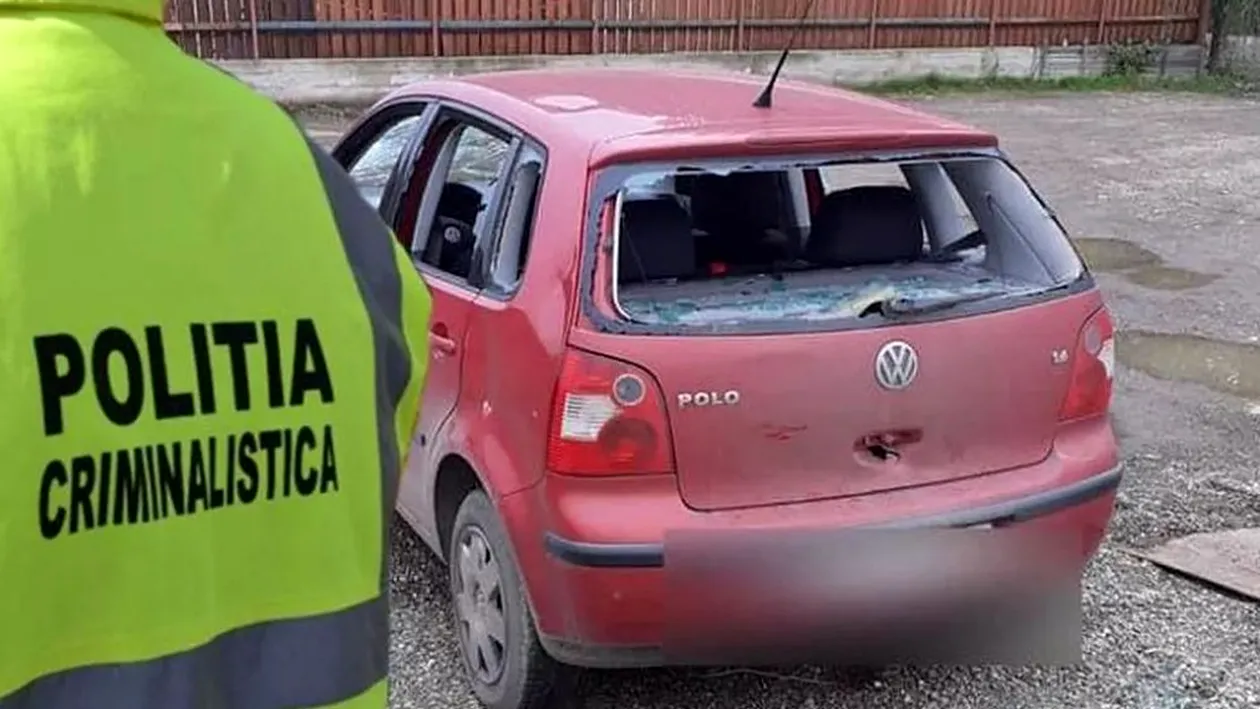 Un bărbat din Iași s-a răzbunat pe fosta iubită și i-a vandalizat mașina cu un ciocan și un cuțit. Femeia a privit îngrozită scenele și a sunat la 112