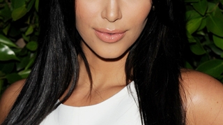 Kim Kardashian s-a logodit