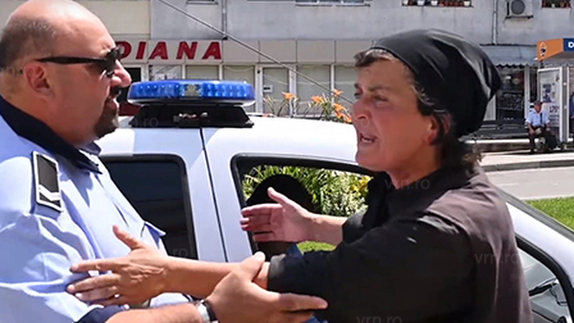 Două măicuțe bete, din Vaslui, au făcut scandal monstru prin oraș! Au scuipat și blestemat toți oamenii care le-au ieșit în cale