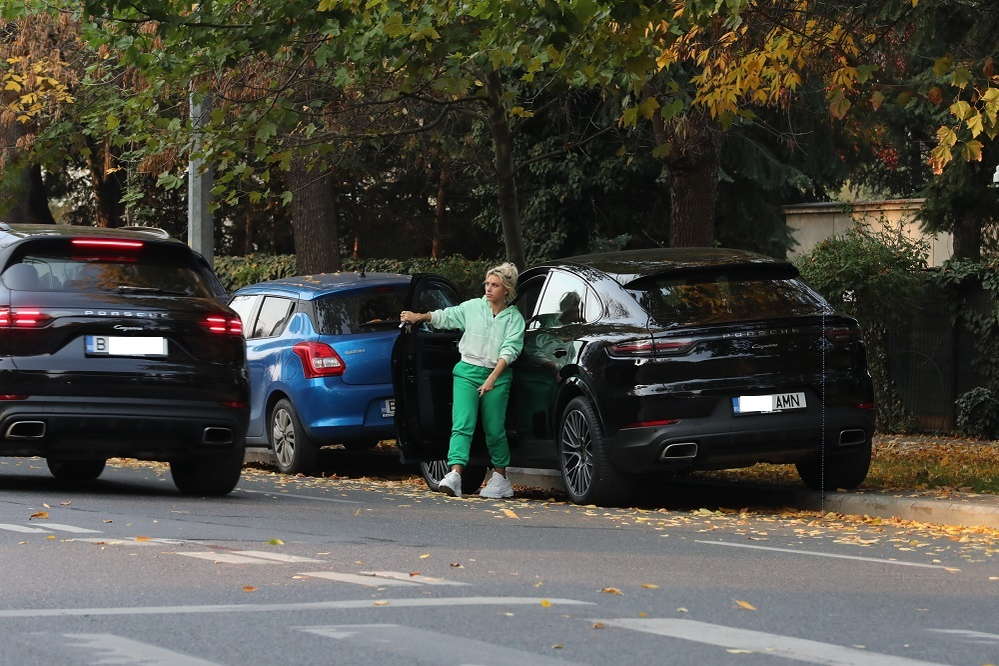 Amna a venit în Cartierul Primăverii la volanul bolidului său, Porsche Cayenne, iar fotograful personal i-a făcut câteva poze de album © CANCAN.RO