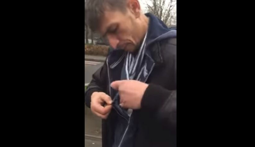 „Ai luat speiş? Eşti panicat?” Un bărbat, filmat în timp ce merge pe linia de tramvai din Bucureşti şi susţine că este plin de căpuşe