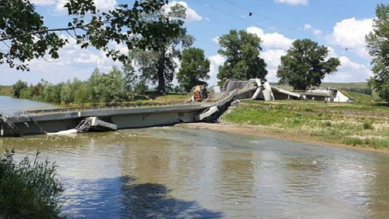 Un pod din România s-a prăbușit la doar 9 luni după ce a fost reparat. Mașinile au căzut în apă cu tot cu șoferi
