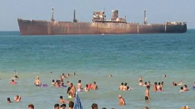 Turistii prezenti in aceste zile pe plaja din Costinesti au avut un soc! Aparitia de la malul marii care i-a bulversat: "Ce o fi?"