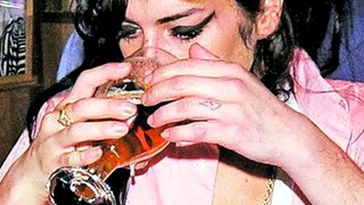 Amy Winehouse a cerut vodca si vin in culise