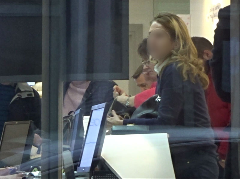 Milionara a ajuns la recepţia clinicii