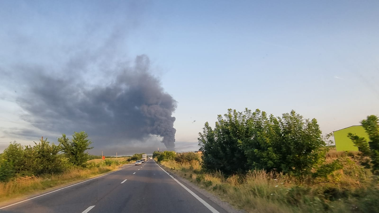 Incendiu de proporții la o fabrică de polistiren din Dâmboviţa. Autoritățile au emis mesaj Ro-Alert
