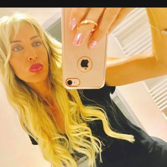 Maya, sexy-patroneasa MedLife, este noua "Regină a selfiurilor" din lumea bună