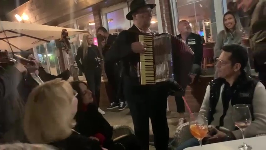 Ștefan Bănică Jr. petrece alături de Emilia Popescu.