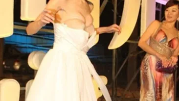 Oops, nu mai e rochia! O actrita chinezoaica a fost dezbracata pe covorul rosu