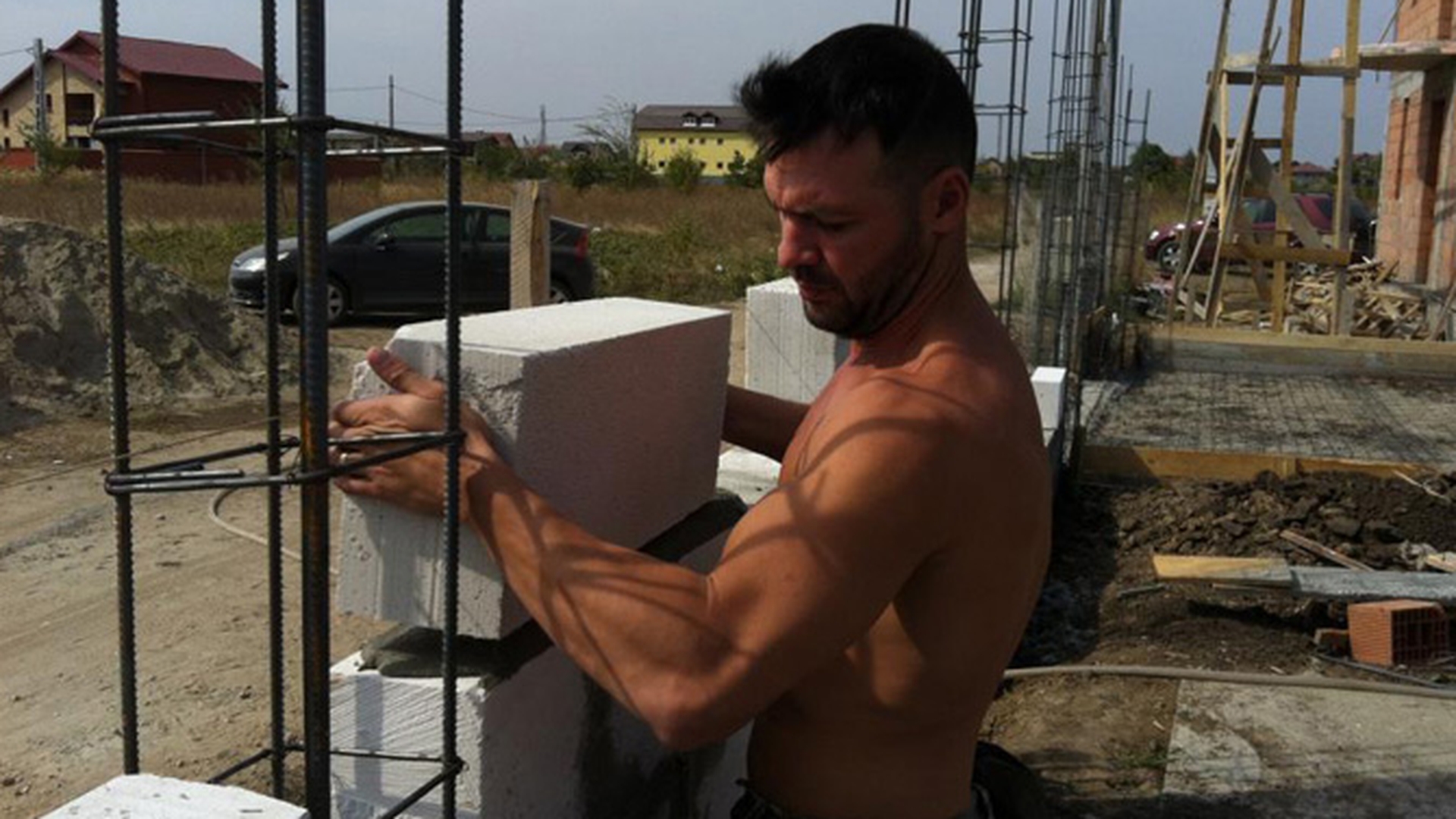 Aoleuuuu! Cu asa muncitor sa-ti tot faci casa! Cornel Pasat s-a specializat in constructii! Uite-l cum zideste la bustul gol!