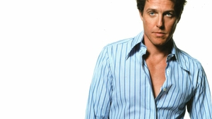 Transformarea incredibilă a lui Hugh Grant! Ţi l-ai imaginat vreodată într-un rol de criminal? Spune că adoră să taie gâturi!