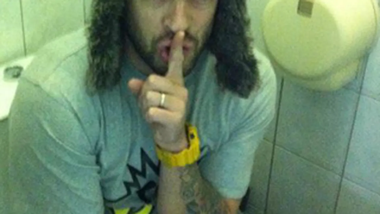 Liniste, va rog! CRBL e la toaleta! Prezentatorul a ramas fara hartie igienica!