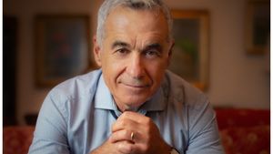 Ce mașină conduce Călin Georgescu? Cât valorează autoturismul câștigătorului primului tur al alegerilor prezidențiale