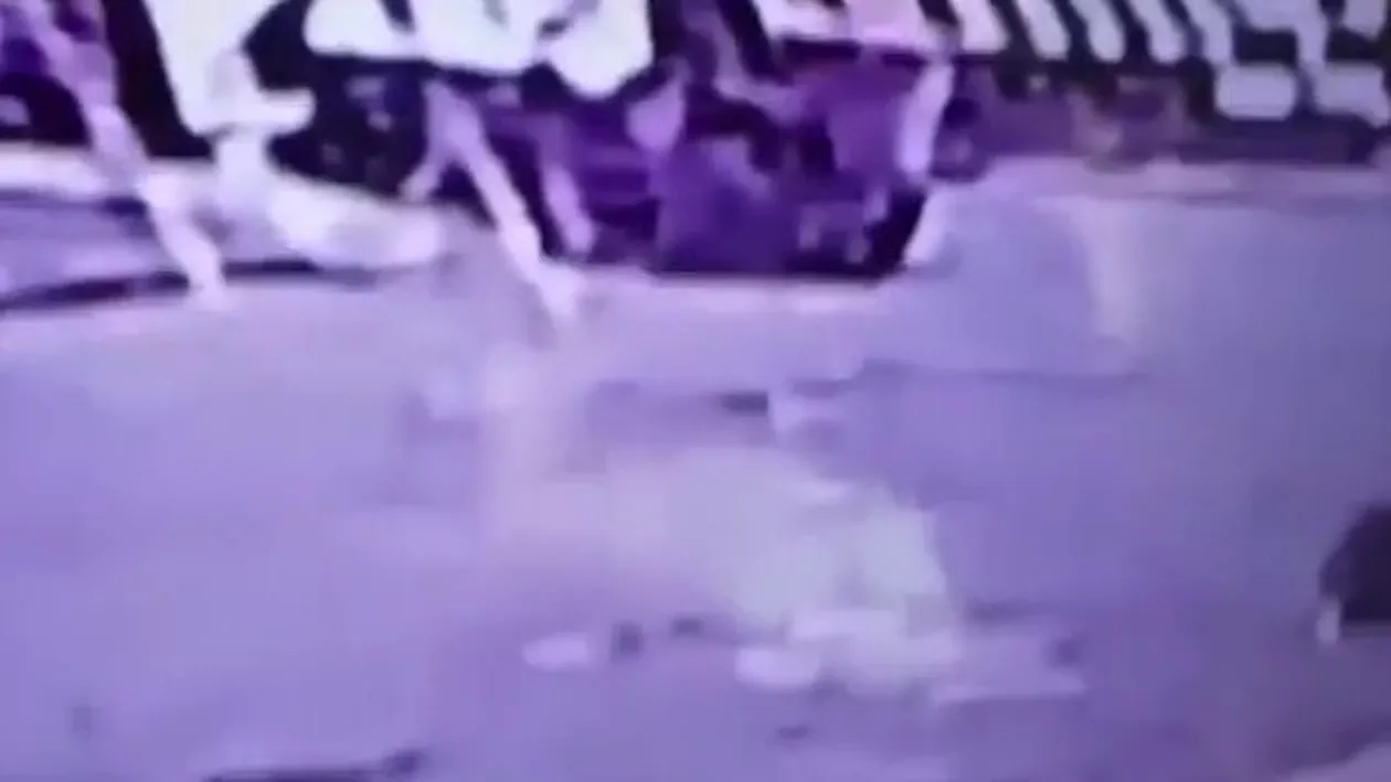 VIDEO -  Atenţie, imagini greu de privit! Un copil de doi ani scapă miraculos nevătămat după ce mama lui îl calcă cu maşina 