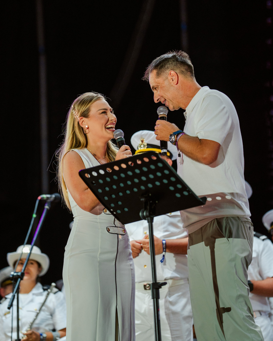 Dan Negru, Irina Baianț și Fanfara Reprezentativă a Forțelor Navale au celebrat Ziua Imnului Național la NIBIRU, în fața a 25.000 de oameni