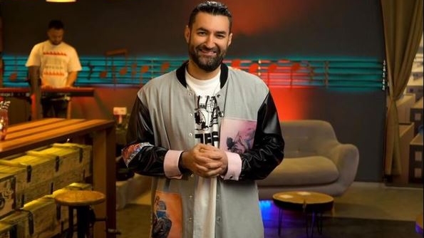 Dezvăluiri chiar la emisiunea lui Smiley: ”A pus inelul sub brăduț și a fugit la baie! Era tot roșu, mai să plângă!”