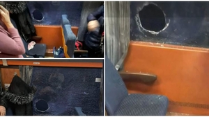 Ca-n Evul Mediu! Un tren de călători a fost atacat cu pietre, la Botoșani. O pasageră a fost rănită
