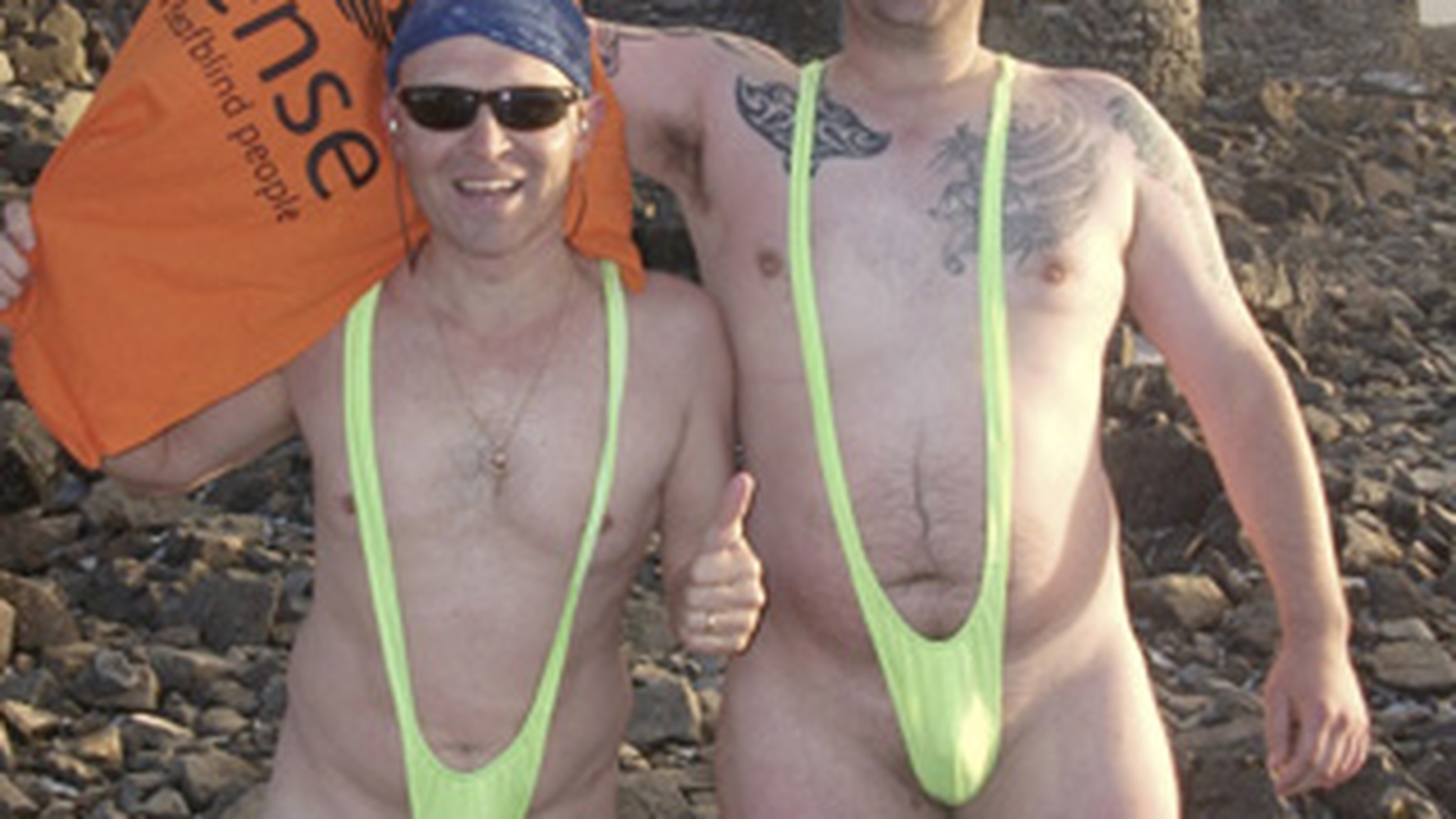 Au urcat pe munte in costumul lui "Borat"