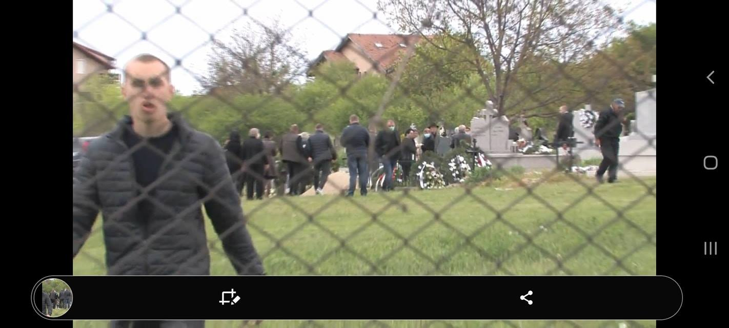 Înmormântare fără precedent în Bihor, pe timp de coronavirus! Zeci de persoane, între care magistrați! ”Ne-am închis în capelă!”