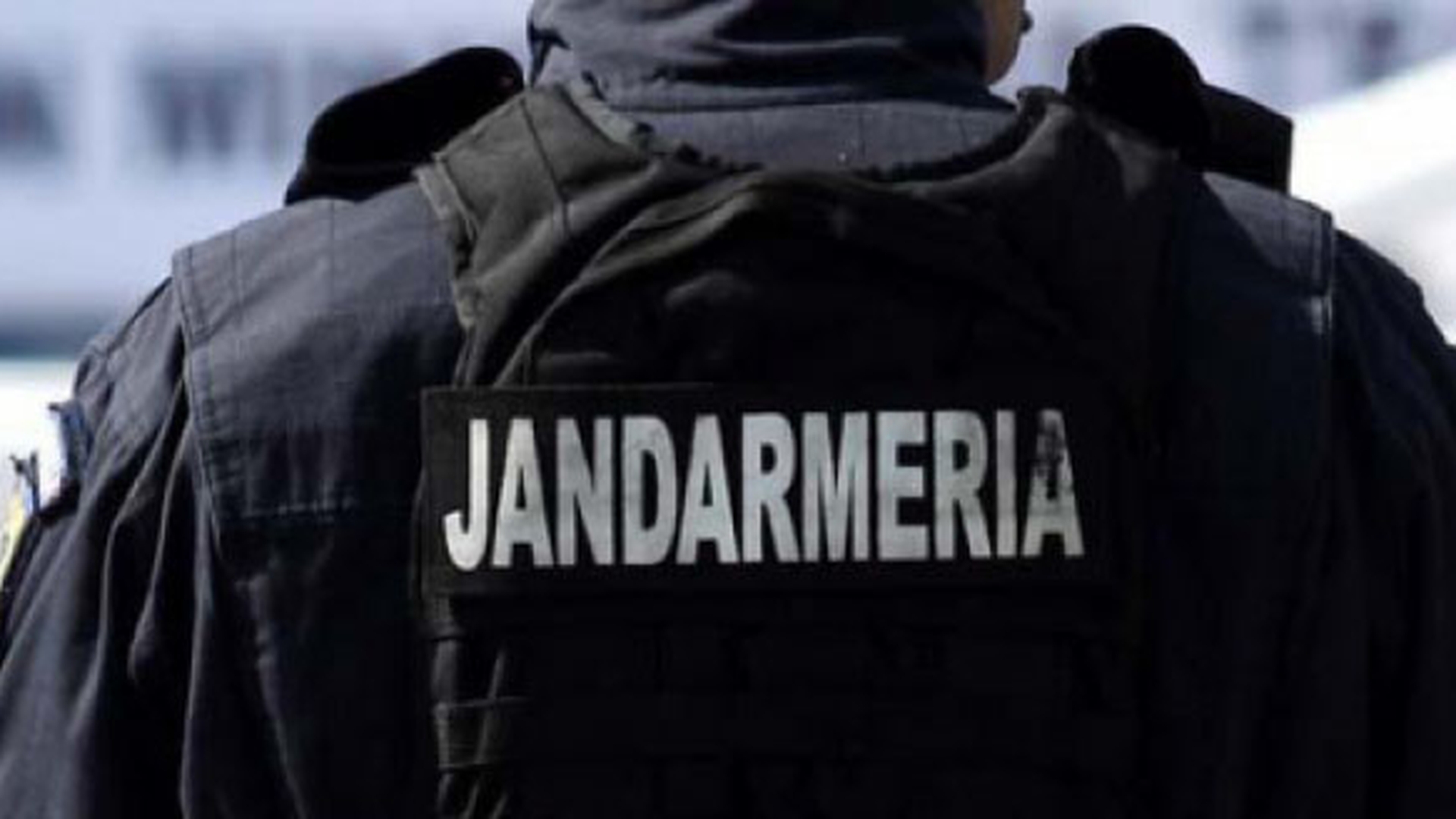 Distracţia l-a costat scump! Jandarmul din Turda care s-a fotografiat în ipostaze indecente a demisionat