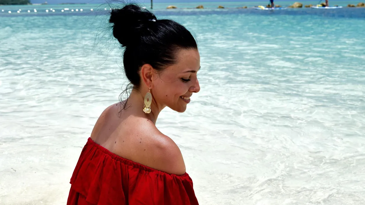 Corina Caragea, în costum de baie! Ştirista a dat jos hainele de pe ea şi....