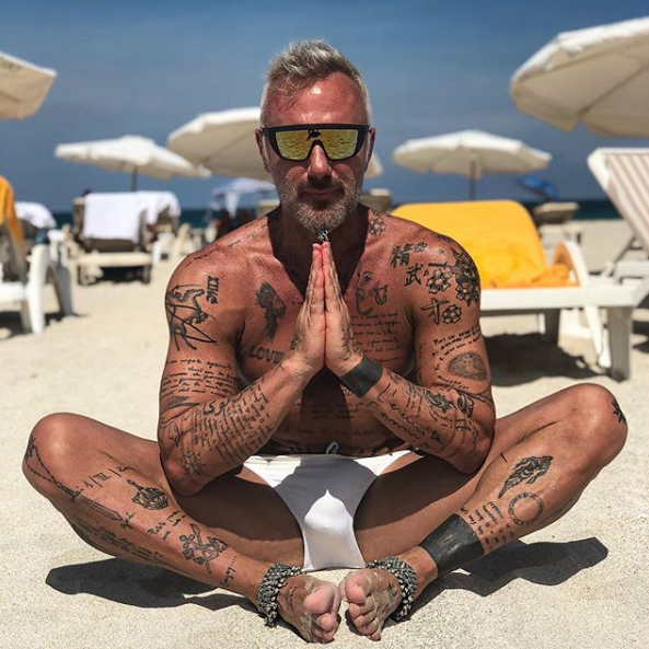 Gianluca Vacchi meditează pe plajă
