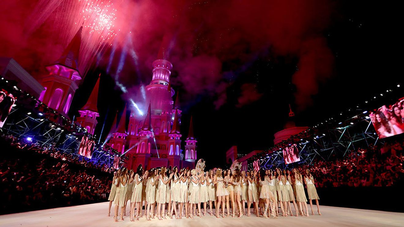 Afaceristul turc care a cheltuit 8 milioane de $ în 4 zile! Adriana Lima şi alte vedete internaţionale au fost invitatele lui