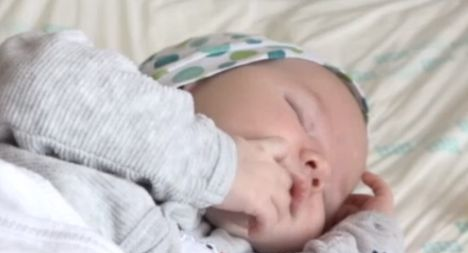 Povestea emoţionantă a bebeluşului aruncat într-un sac pe malul apei şi botezat în spital! Cine sunt naşii micuţului
