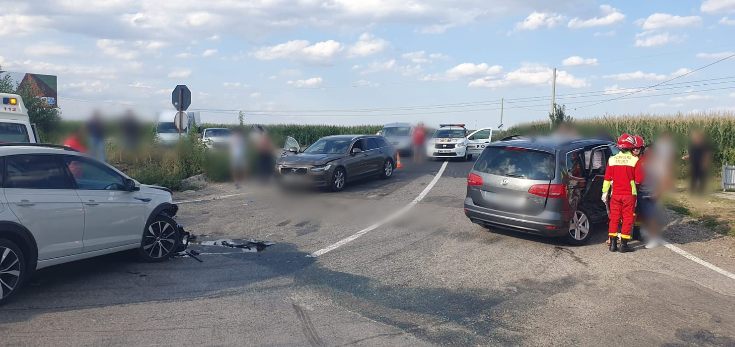 Accident în județul Suceava - carambol pe raza localității Cumpărătura, 12 persoane implicate