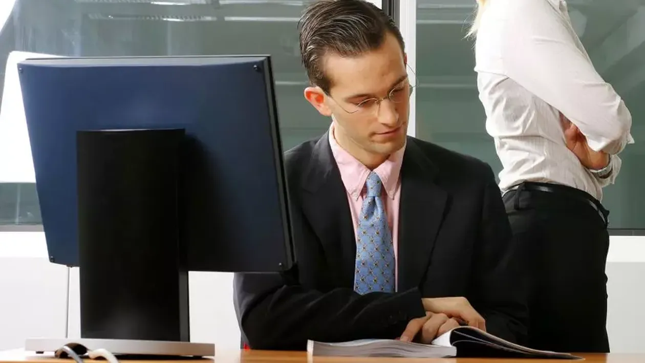 BANC | Dimineața, șeful ajunge la birou cu fermoarul de la pantaloni desfăcut. Secretara...