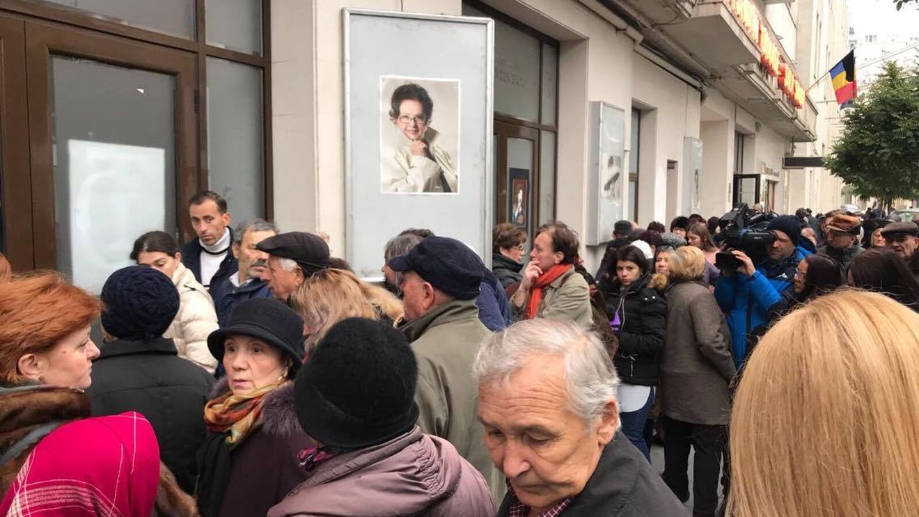 Colegii şi prietenii au venit să-şi ia rămas bun de la Stela Popescu! CANCAN.ro transmite imagini live de la priveghi