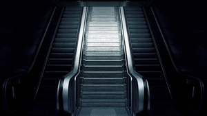 Scene horror în stația de metrou Piața Unirii. Un bărbat cu hainele pline de sânge ținea un topor în mână