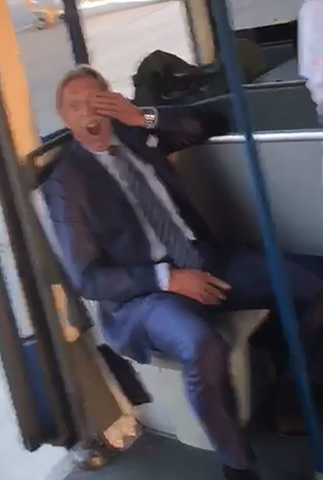 Cât timp s-a aflat în autobuz, Daum a căscat continuu