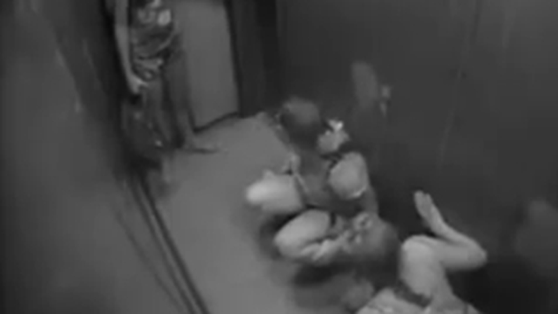 VIDEO Doua adolescente din Rusia au devenit celebre dupa ce au urinat in lift