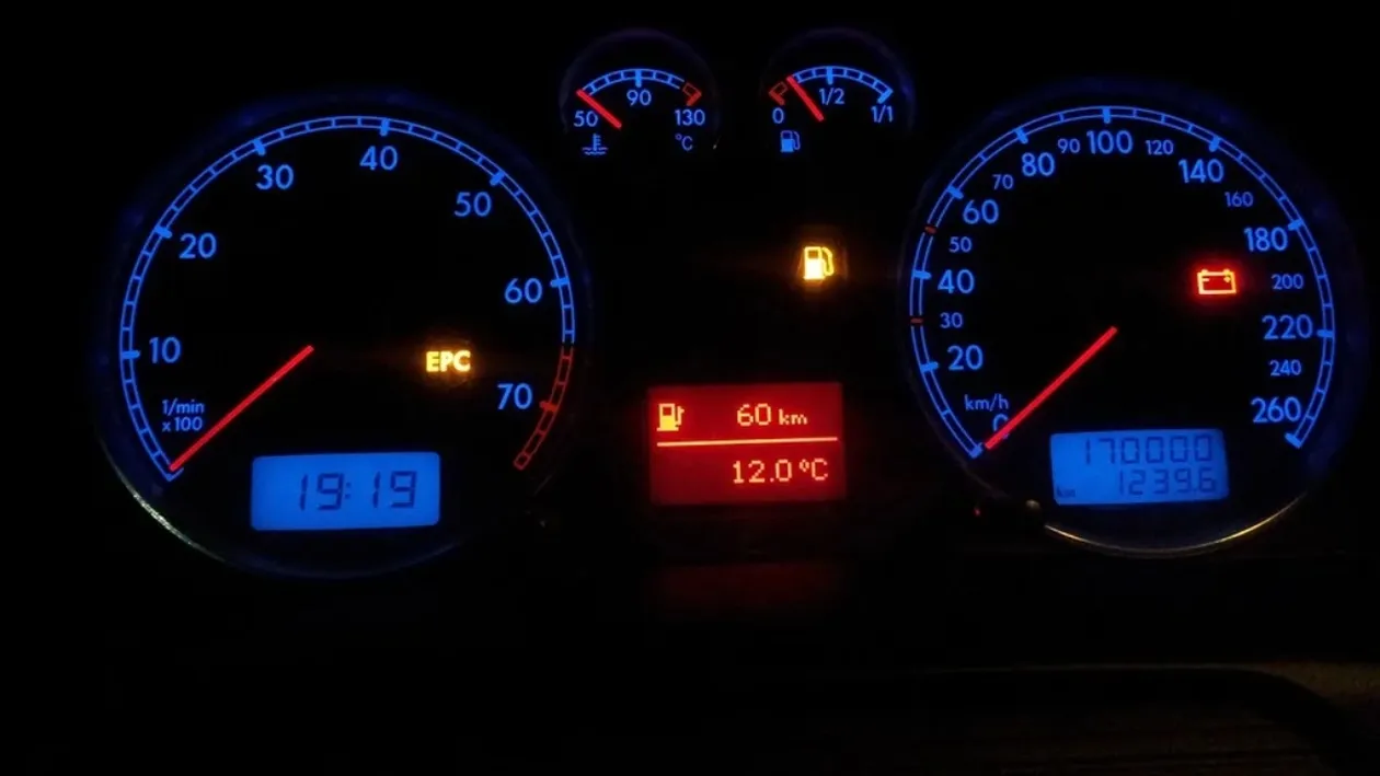 Un bărbat din Caraș Severin a mers cu mașina la ITP, cu bandă adezivă lipită pe becurile din bord. Ce reacție au avut reprezentanții de la service-ul auto