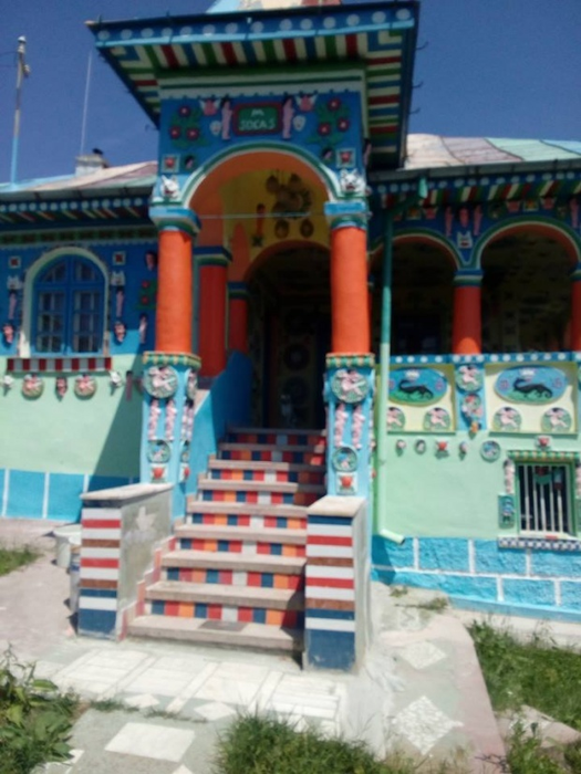 Casa dintr-o comună vâlceană, ce pare de turtă dulce! Care este motivul pentru care arată în acest fel