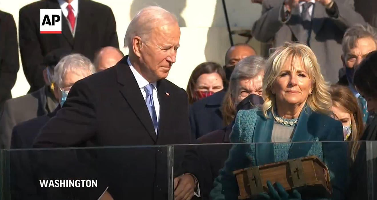 Joe Biden a jurat pe o Biblie veche de 120 de ani. Detaliu de pe copertă și povestea impresionantă a cărții