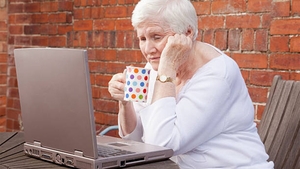 Ce a pățit o pensionară de 72 de ani din comuna Rieni, după ce s-a cuplat pe internet cu un așa-zis muzician. Cine era "cântărețul", de fapt, și câți bani i-a trimis