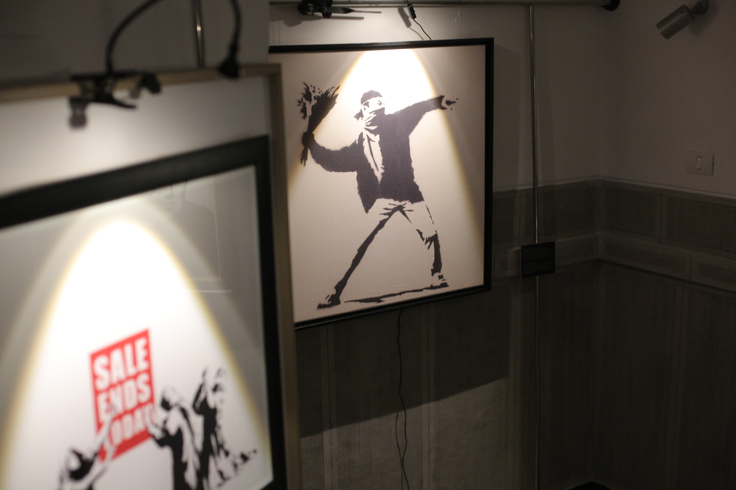„The Art of Banksy”. Banksy, celebrul ”artist graffiti”, expoziție de senzație în Arcul de Triumf