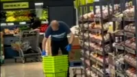 Caz revoltător! Angajatul unui supermarket a fost filmat când ștergea coșurile cu propria salivă