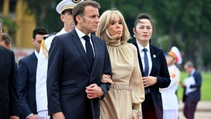 Emmanuel Macron ar fi fost pălmuit de soție în avionul prezidențial, la sosirea în Vietnam. Imaginile s-au viralizat rapid + Prima reacție a Palatului Elysee