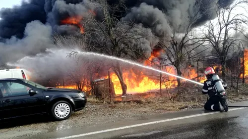 Incendiu devastator la o vulcanizare din Manasia, Ialomița. Au explodat mai multe butoaie cu motorină. Pagubele sunt uriașe