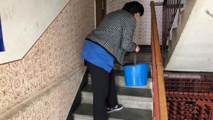 De necrezut! Câți lei primește salariu o femeie de serviciu care face curat într-un bloc din București