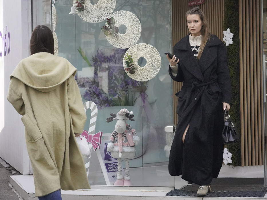 Iulia Albu are concurență chiar în familie! Mikaela a dat moda în Dorobanți, cu paltonul purtat de Gigi Hadid