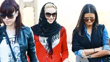 Iulia Vantur se simte bine in jurul celor sfinte! Asteapta Pastele in post, rugaciune si zambete!