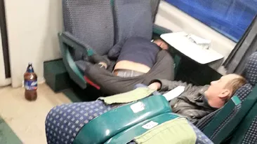 Made in Vaslui. Imaginea zilei: doi bețivi dormind în genunchi în tren, fără mască, au făcut înconjurul internetului