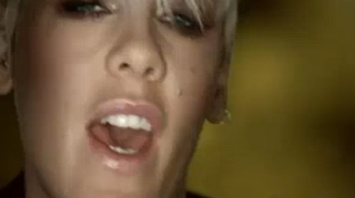 VIDEO IMAGINI SOCANTE! O tanara se taie cu lama in noul clip al lui Pink!
