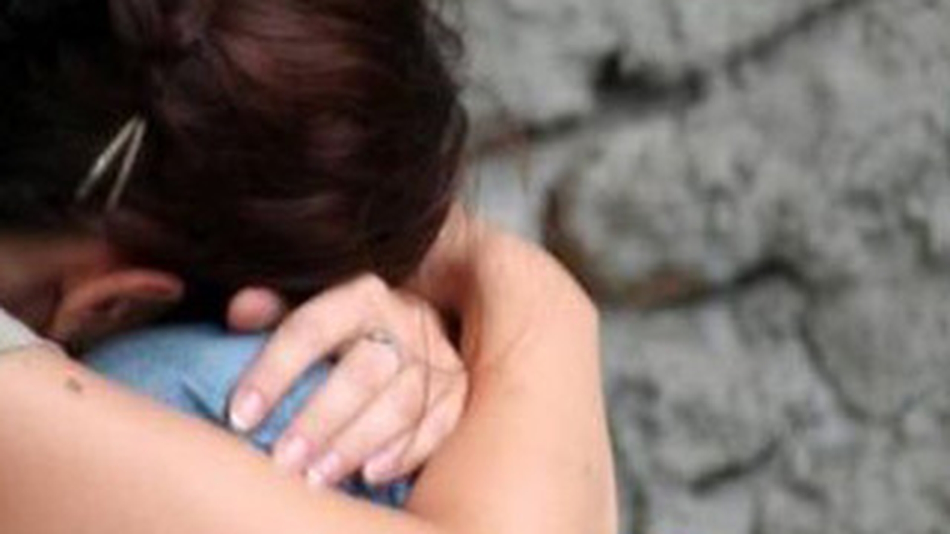 O fetita de 12 ani a fost violata de un batran si de nepotul acestuia!