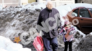 Alexandru Arsinel spune ca orice actor cauta sa fie aratat cu degetul pe strada, iar cine spune ca il deranjeaza minte: "Fac parte dintr-un grup restrans, care n-are voie sa se planga"
